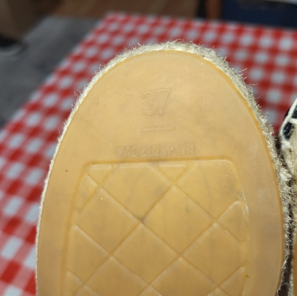 Excellent Condition Chanel White & Black Size 6.5 Espadrilles. ๐ - Picture 16 of 16